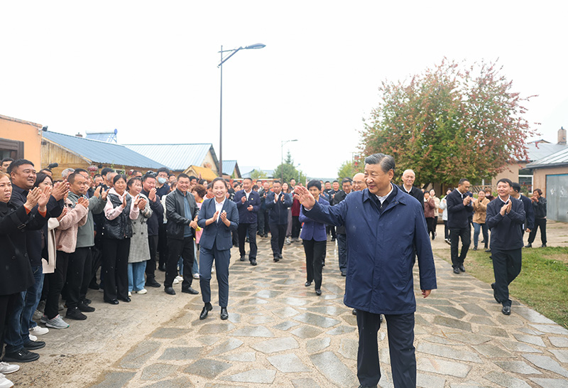 9月6日至8日，中共中央總書記、國家主席、中央軍委主席習(xí)近平在黑龍江考察。這是6日下午，習(xí)近平在大興安嶺地區(qū)漠河市北極村考察時，向當(dāng)?shù)厝罕姄]手致意。