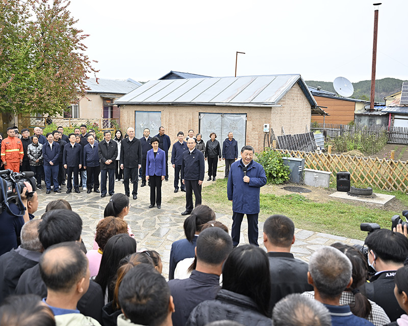 9月6日至8日，中共中央總書記、國家主席、中央軍委主席習(xí)近平在黑龍江考察。這是6日下午，習(xí)近平在大興安嶺地區(qū)漠河市北極村考察時，同當(dāng)?shù)厝罕娪H切交流。