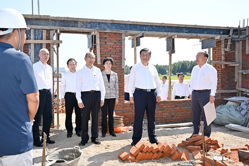 9月6日至8日，中共中央總書記、國家主席、中央軍委主席習(xí)近平在黑龍江考察。這是7日上午，習(xí)近平在遭受洪澇災(zāi)害的哈爾濱尚志市老街基鄉(xiāng)龍王廟村，察看水毀房屋重建情況。