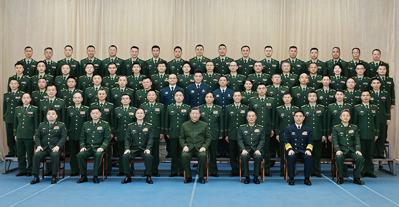 11月29日，中共中央總書記、國家主席、中央軍委主席習近平到武警海警總隊東海海區(qū)指揮部視察。這是習近平親切接見東海海區(qū)指揮部有關(guān)同志，同大家合影留念。